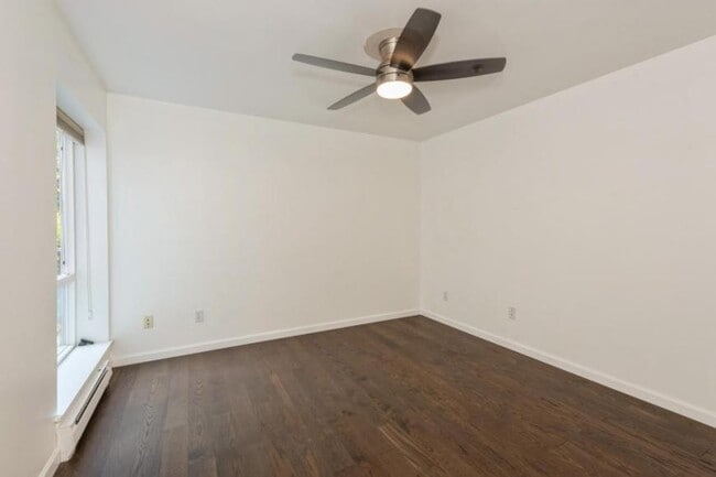 Building Photo - 1 bedroom in Seattle WA 98109