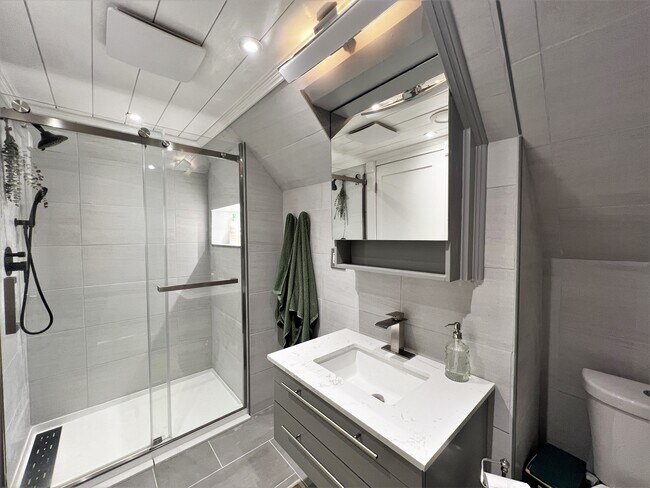 Building Photo - 4 Day St