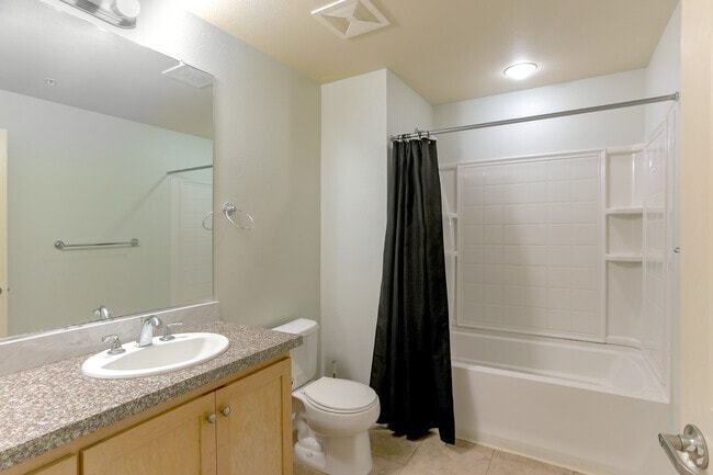 2BR,2BA - 1,240SF - Bathroom - 800 N 8th St