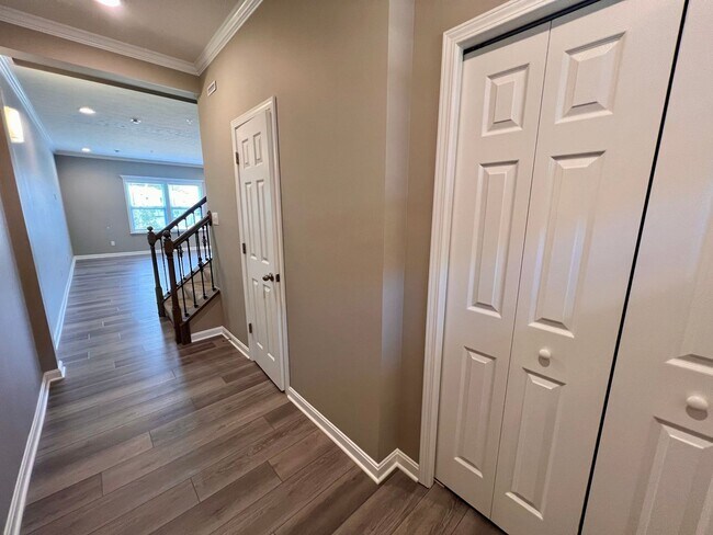 Building Photo - Imperial - 3 Bedroom 2.5 Bathroom - Large ...