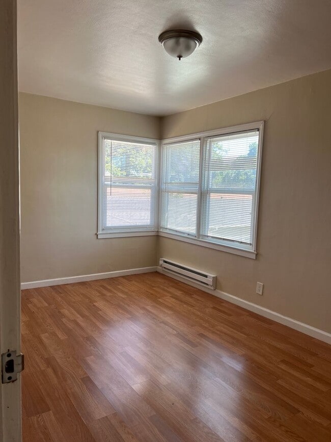 Building Photo - Ready to Move-In (3bed/1 bath, one unit of...