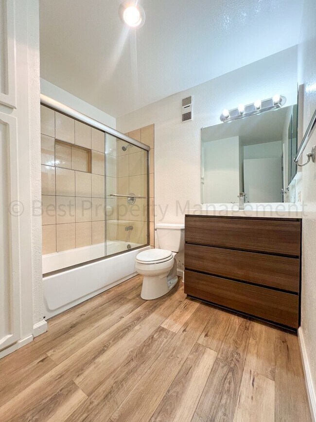 Building Photo - Cozy 2 Bedrooms; 1 Bathroom Condo in Warm ...