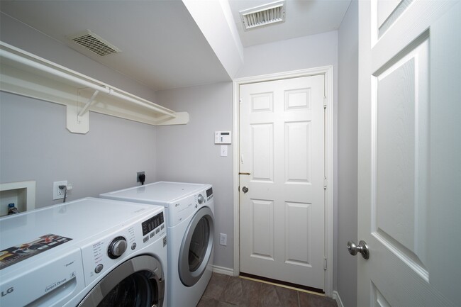 Building Photo - 3627 Midland Dr