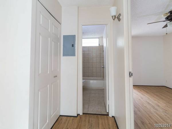 Building Photo - 2BR 1BA w/2 PARKING Spacious Condo Conveni...
