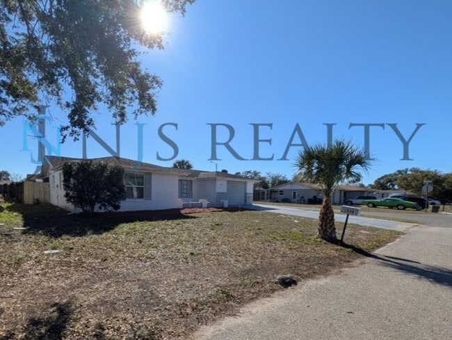 Building Photo - 3/2/1 1508 Sq. Ft. LARGE Corner Lot home: Updated Kitchen & Baths, NEW paint, NEW floors, Fenced ...