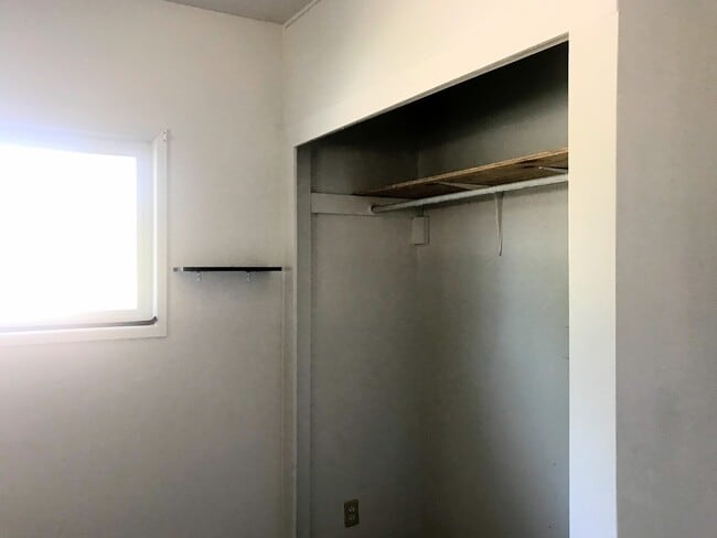 Building Photo - 7 minutes to Sky Lakes Medical Center and ...