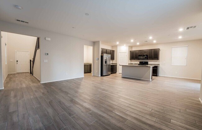 Building Photo - BEAUTIFUL 2 STORY HOME FOR RENT!