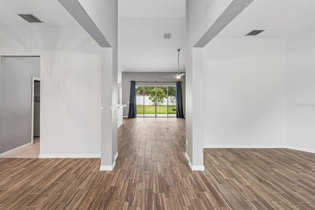 Building Photo - 5057 Coveview Dr