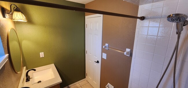 Building Photo - 807 Sabinas St