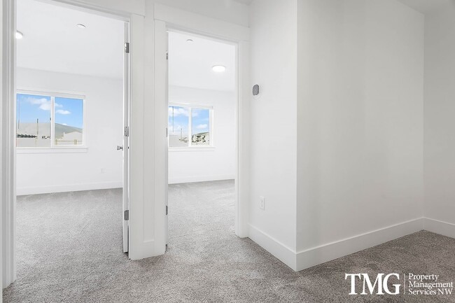 Building Photo - Modern townhome available May 1st!