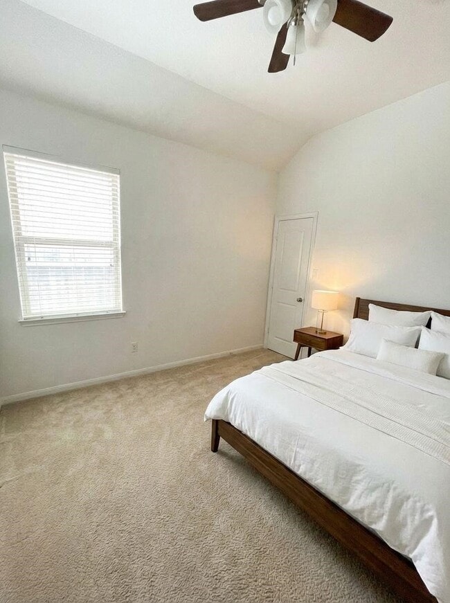 Building Photo - 129 Autumn Forest Ln