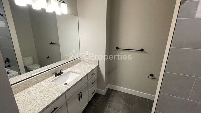 Building Photo - Modern 3 BD | 2 BA Home w/ Bonus Room - Es...