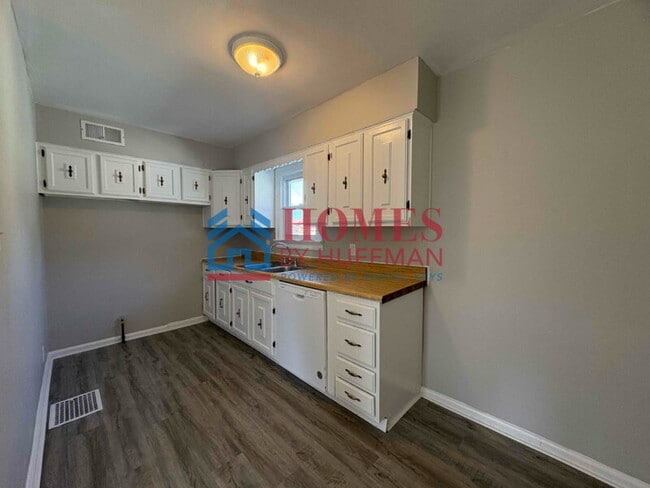 Building Photo - Three Bedroom House | Fenced Yard | Norths...