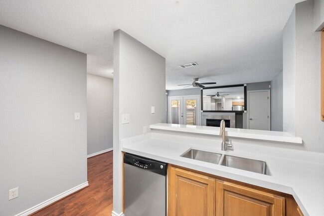 Building Photo - North Alington Condo close to the Entertainment District