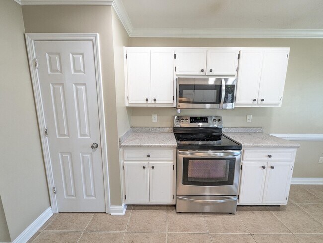 Building Photo - 437 Bridgewater Ct