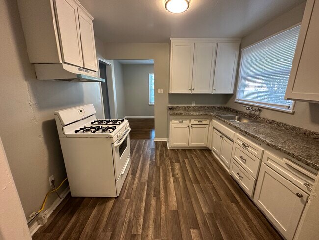 Building Photo - 1235 Roxbury Dr