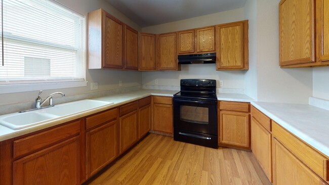 Building Photo - 5 bedrooms, 2.5 bathrooms House