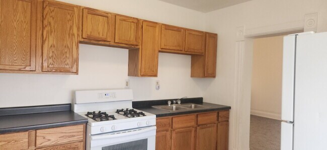 Building Photo - "Charming 1-Bedroom Haven in Duluth's Heart – Perfect Urban Retreat!" (accepts Section-8 tenants)