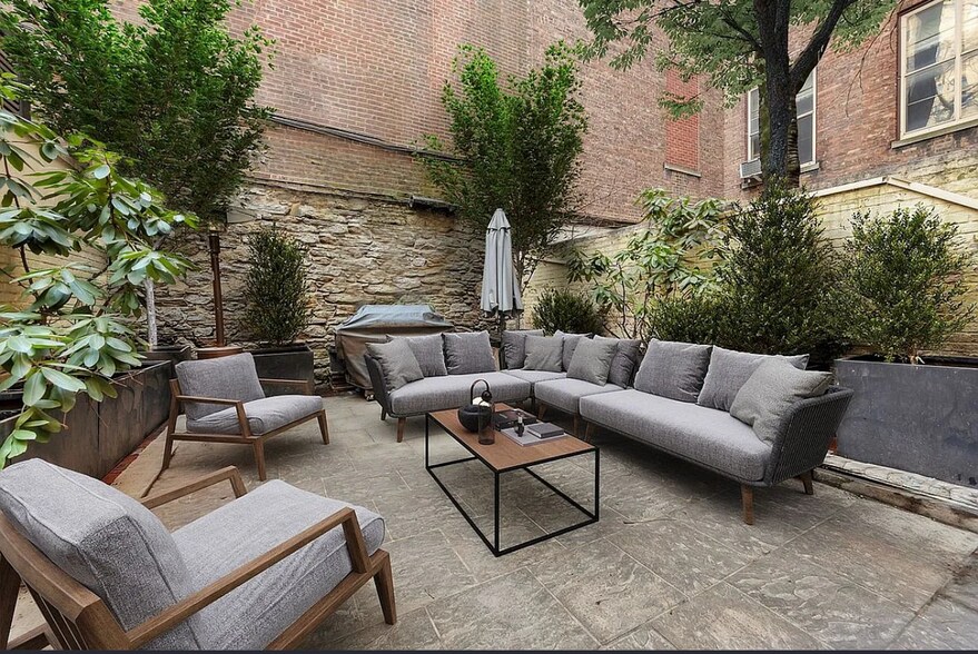 Building Photo - 32 E 74th St