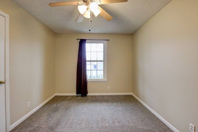 Building Photo - Fresh and Clean 4 bed Near Ft Campbell and...