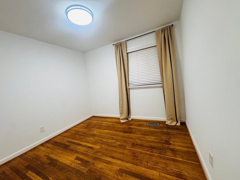 Building Photo - 1216 W Leigh St