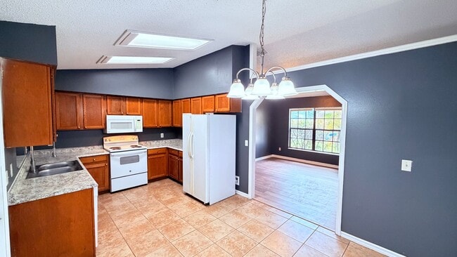 Building Photo - Pet-Friendly 3BR Home with Spacious Yard – No HOA!