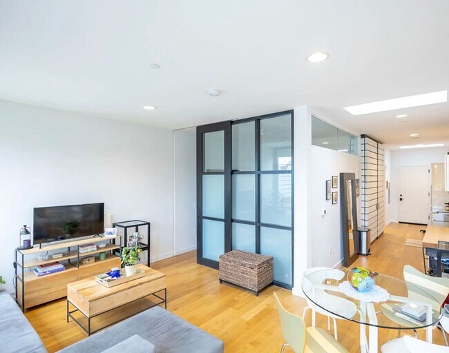 Building Photo - Top Floor 1 bed  + 1 bath Condo in DC // Fantastic Views