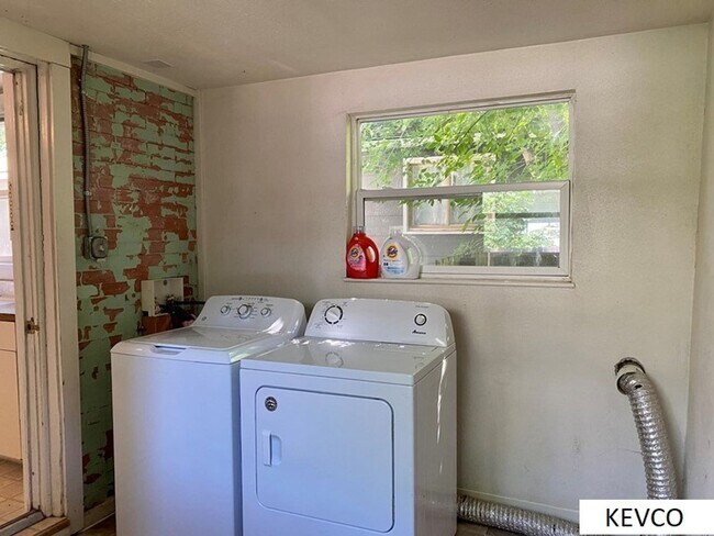 Building Photo - 411 Garfield St