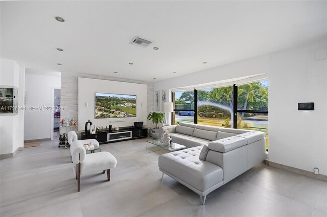 Building Photo - 20375 NE 22nd Pl