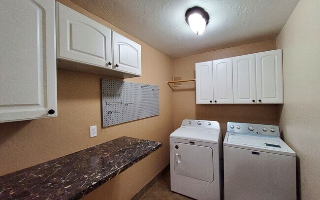 Building Photo - 107 W Sherwood Dr
