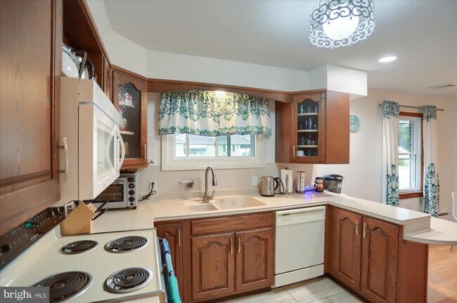 Building Photo - 83 Hillside Cir