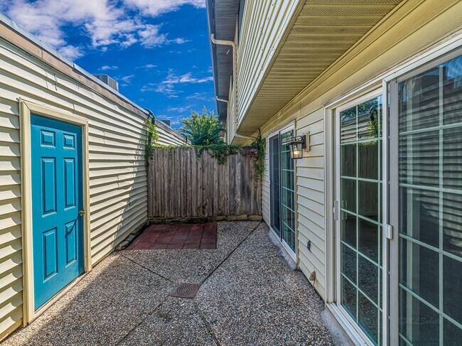 Building Photo - 2568 Bering Dr