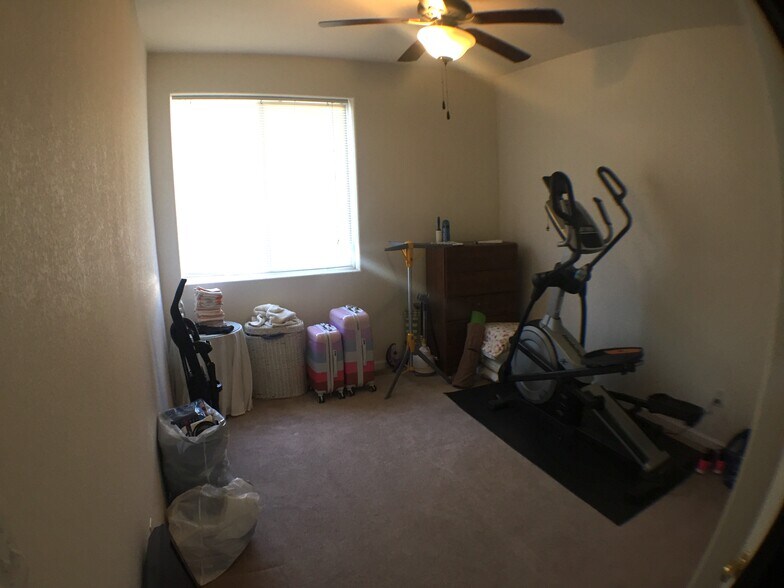 Another upstairs bedroom - 2850 Kansas Dr Unit D