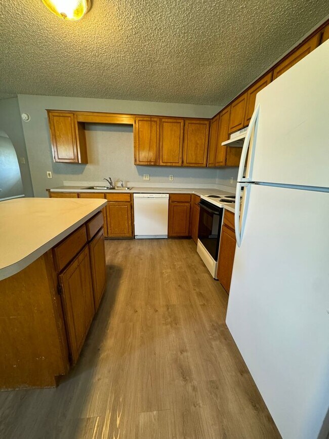 Building Photo - 3 bedroom 2 bath Refreshed