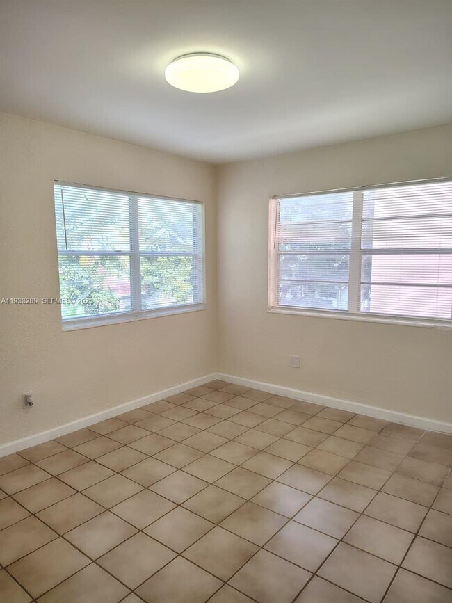 Building Photo - 521 NE 62nd St