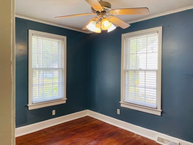 Building Photo - 2 Bedroom, 1 Bathroom in Olympia - Available Now!