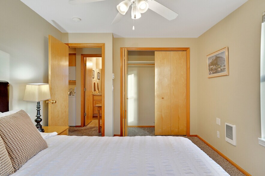 Building Photo - 731 Elm St SW