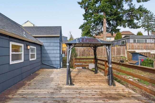 Building Photo - Vintage 3-bdrm/1-bdrm Alameda charmer—Many updates, large yard w/deck & raised beds