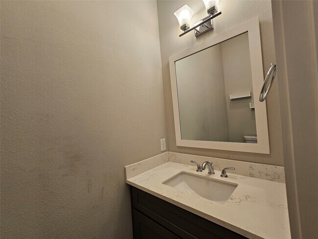 Building Photo - 2621 Hutchins St