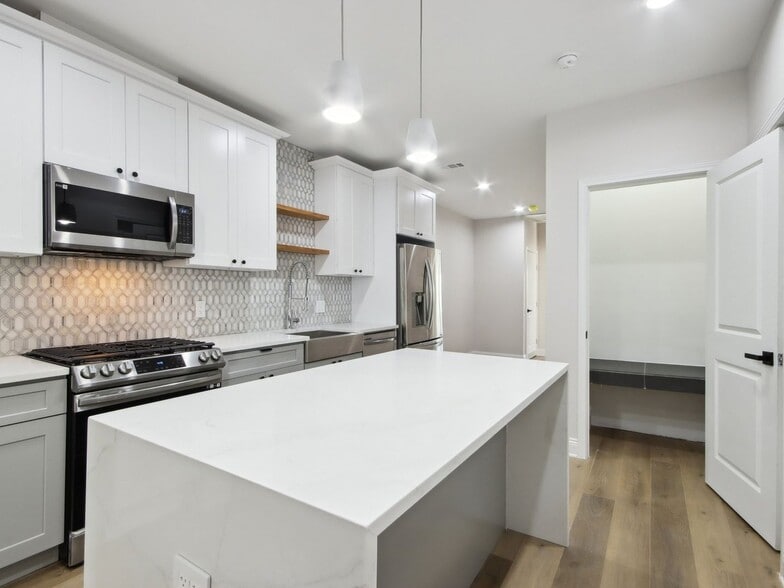 Building Photo - 1904 Calumet St