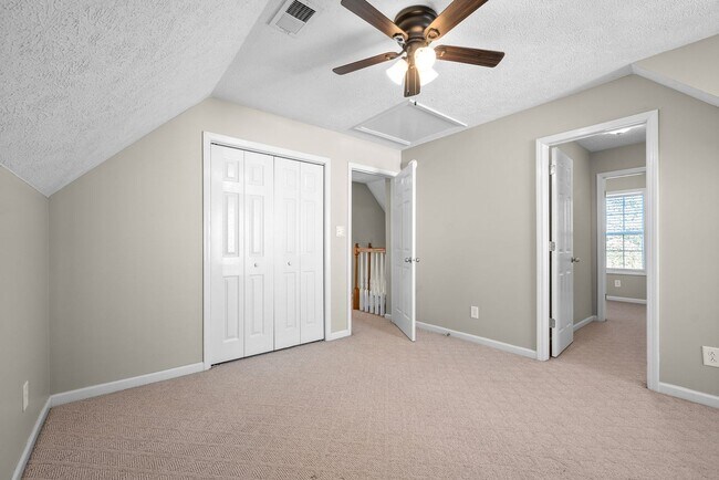 Building Photo - Pet Friendly Three Bedroom with Bonus!