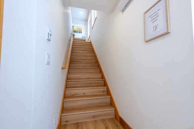 Building Photo - Seasonal Rental 11/1/25 - 5/30/26 Modern F...
