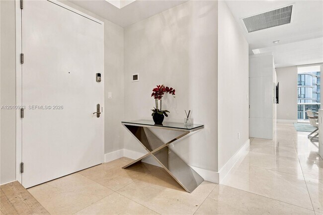 Building Photo - 15811 Collins Ave