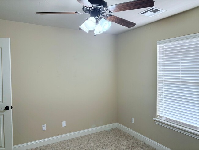 Building Photo - Large four bedroom home in Edmond