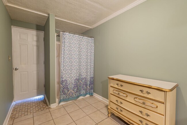 Building Photo - 1 bed, 2 Bath, w/ bonus room, centrally located and convenient to downtown!