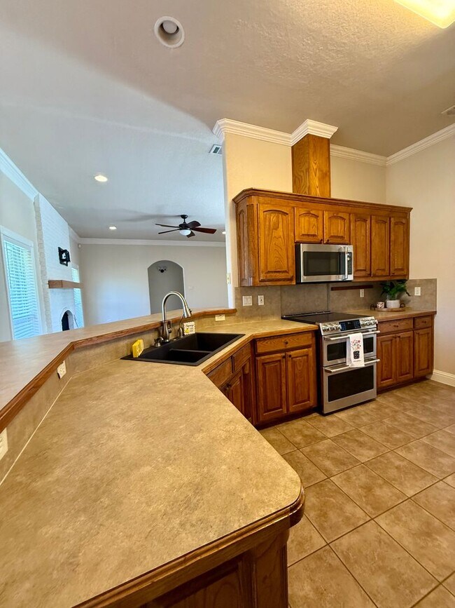 Building Photo - 5 bedroom - Great OUTDOOR LIVING - ALEDO ISD