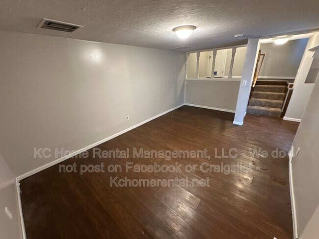 Building Photo - 5029 NE 56th Pl
