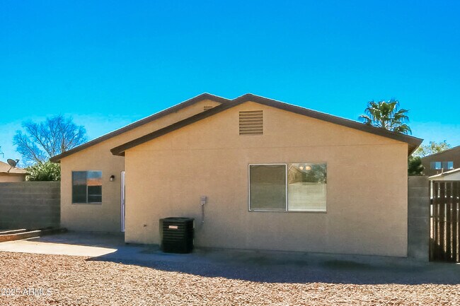 Building Photo - 1142 E Silversmith Trail