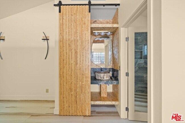 Building Photo - 621 Rose Ave