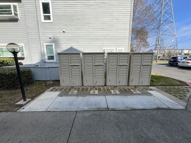 Building Photo - 1523 Hood Rd